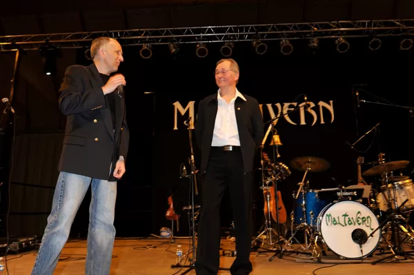 Présentation du Groupe Folklorique avec un mebre du Lions club de Clamecy